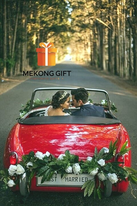 Trang trí xe hoa cưới theo tone đỏ, làm được trên mọi loại xe